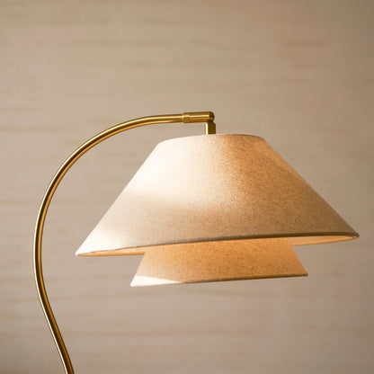 Gulvlampe i klassisk interiør med møbler i nøytrale farger