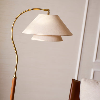 Gulvlampe i åpen stue med store vinduer