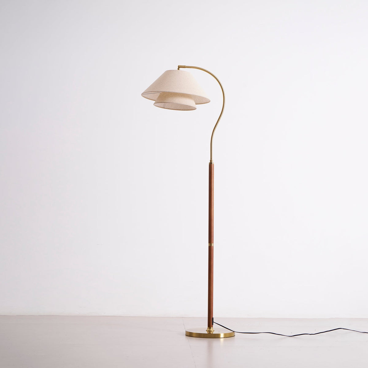 Gulvlampe med to skjermer – bred produktvisning