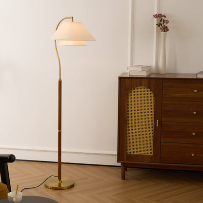 Gulvlampe ved vindu i naturlig dagslys