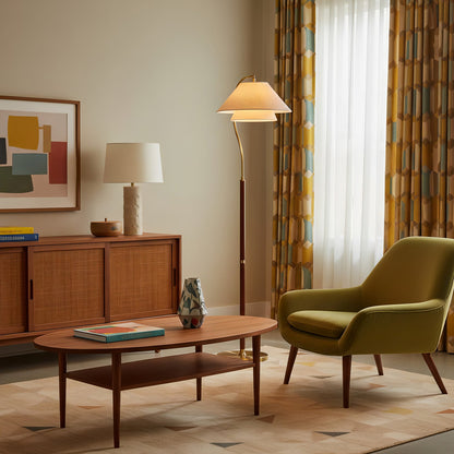 Gulvlampe i stue ved sofa, varm stemningsbelysning