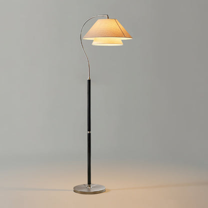 Gulvlampe plassert ved sengegavl i soverom