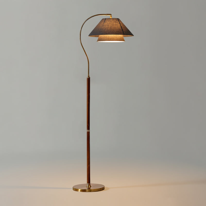 Gulvlampe i minimalistisk interiør med lyse vegger