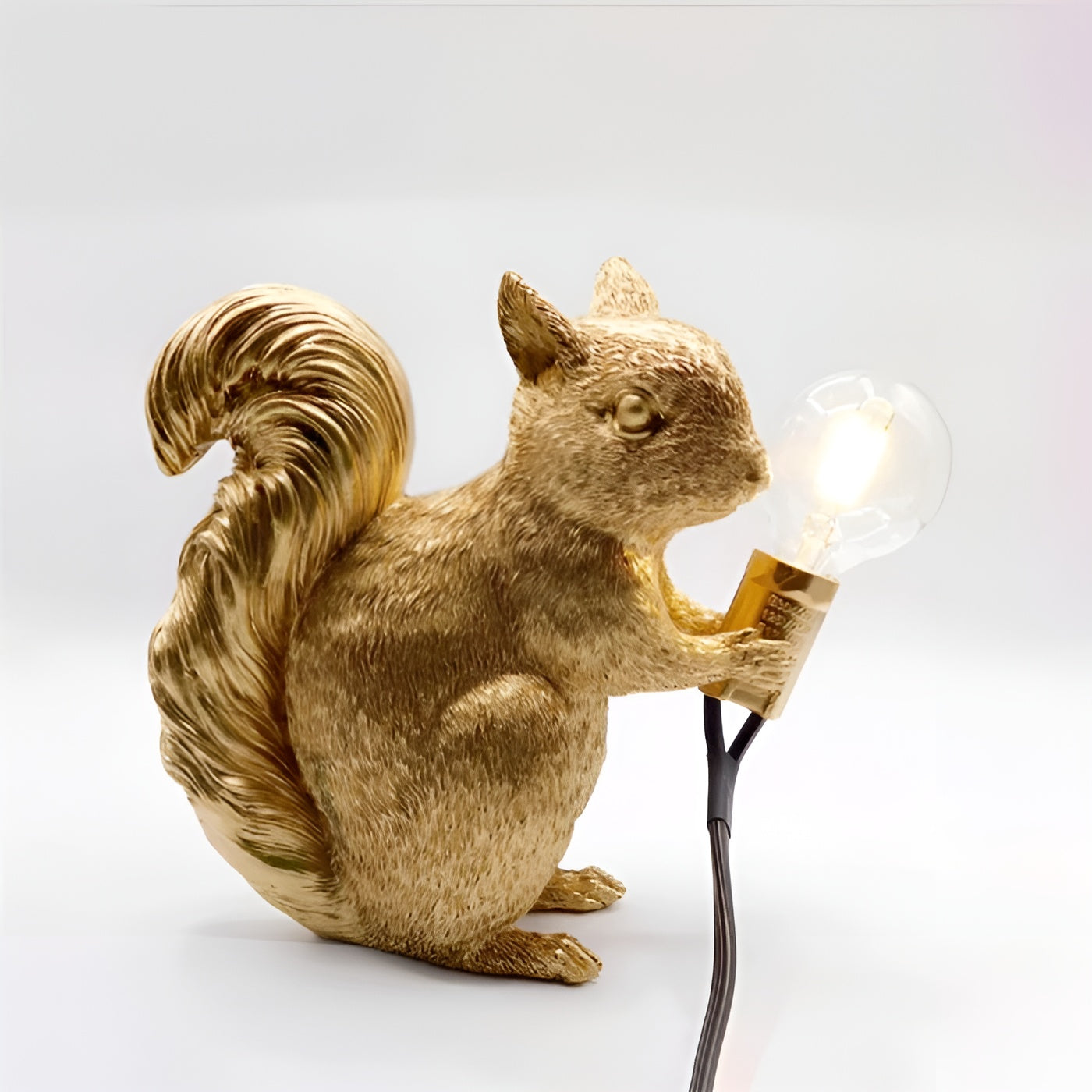 Bordlampe med Ekornfigur –Dekorativ og Koselig | Perfekt for Nattbord