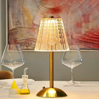 Bordlampe med naturlig hvitt lys på skrivebord