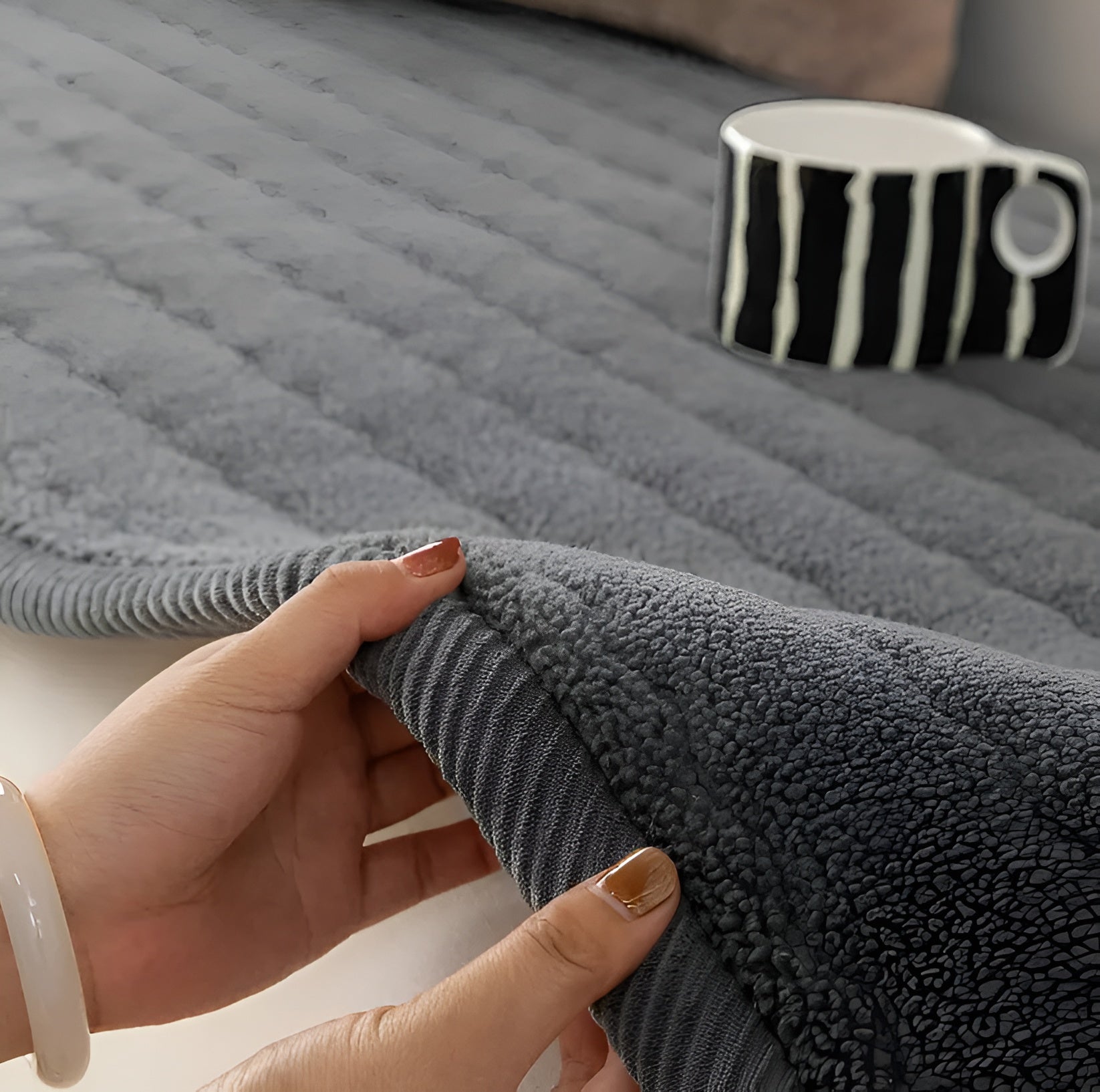 Myk Sofaoverkast i Plysj – Varmt og Sklisikkert | Perfekt for Vinter og Vinduskarm