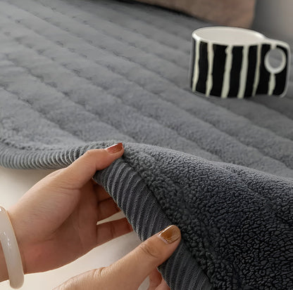 Myk Sofaoverkast i Plysj – Varmt og Sklisikkert | Perfekt for Vinter og Vinduskarm