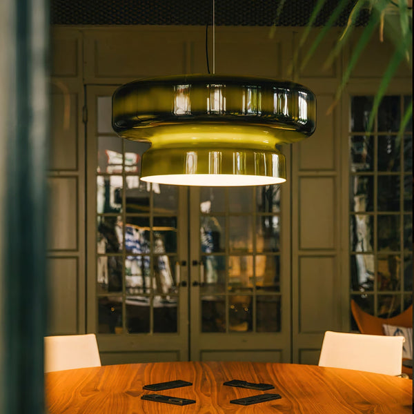 Svart pendellampe i håndblåst glass – moderne interiørbelysning