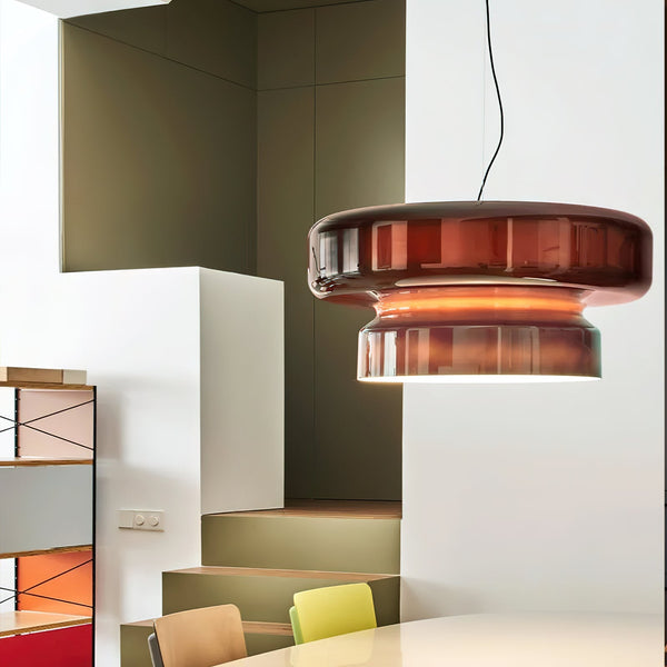 Pendellampe i håndblåst glass montert i stue med elegant innredning