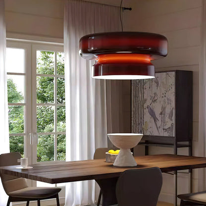 Detalj av metalldetaljer og glasskuler på pendellampe
