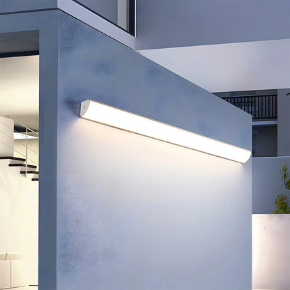 LED-vegglampe utendørs med melkehvit lampeskjerm i aluminium