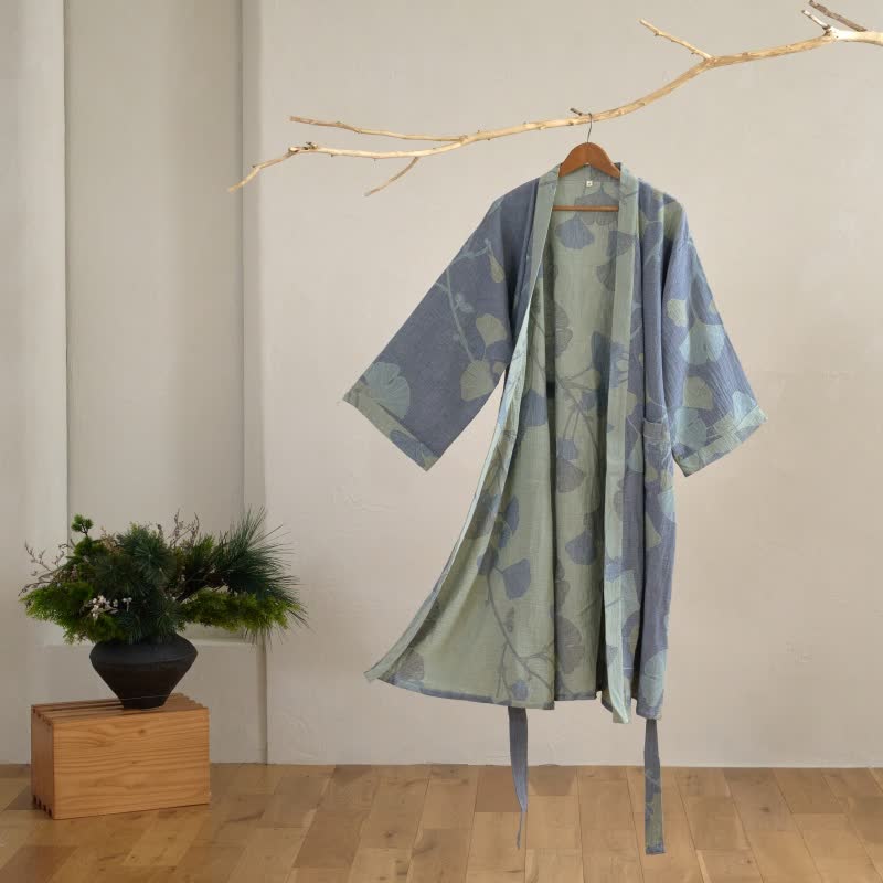 Kimono badekåpe for damer med ginkgomotiv, fremside