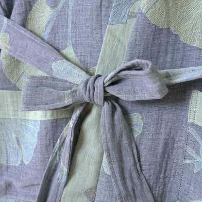 Vendbart tofarget ginkgomotiv på kimono-badekåpe