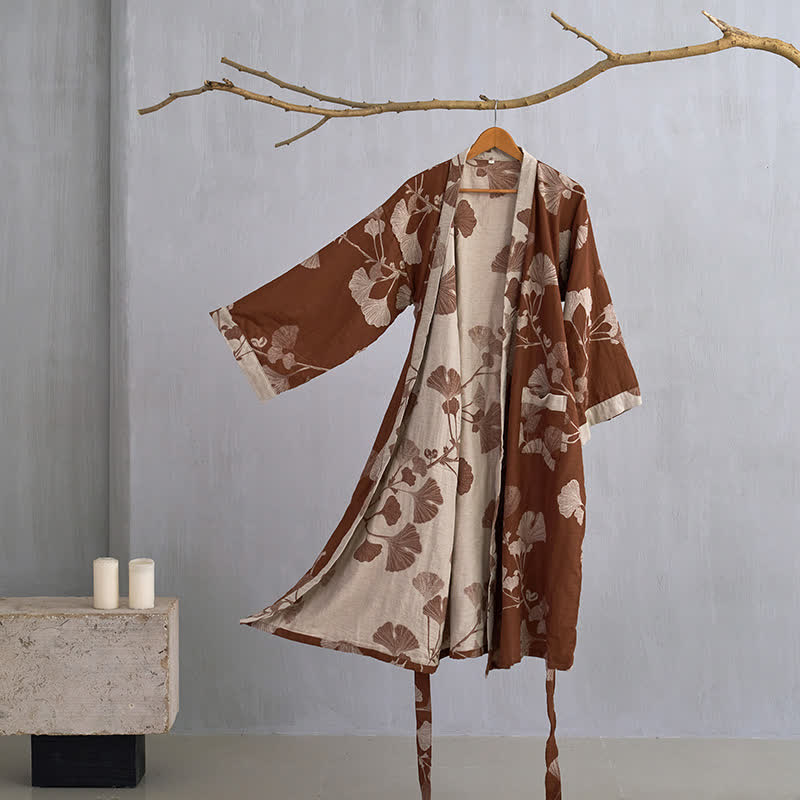 Kimono-badekåpe brukt hjemme i avslappet setting