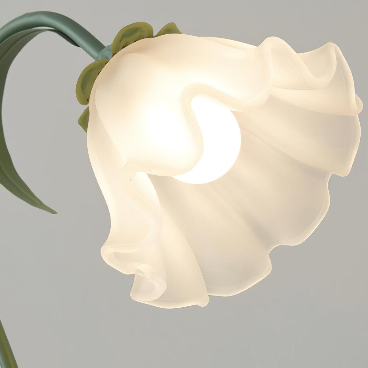 Nærbilde av blomstermotivet på akrylbordlampen