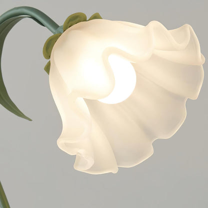 Nærbilde av blomstermotivet på akrylbordlampen