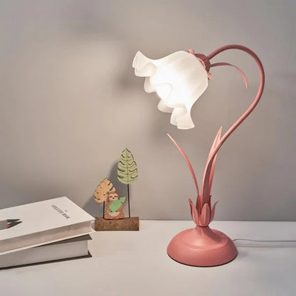 Bordlampen sett ovenfra som viser blomsterdesignet