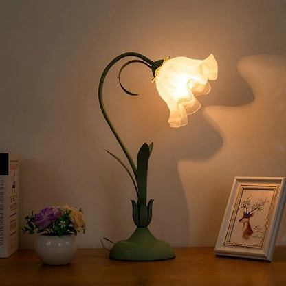 Grønn og rosa bordlampe stilt ved siden av hverandre