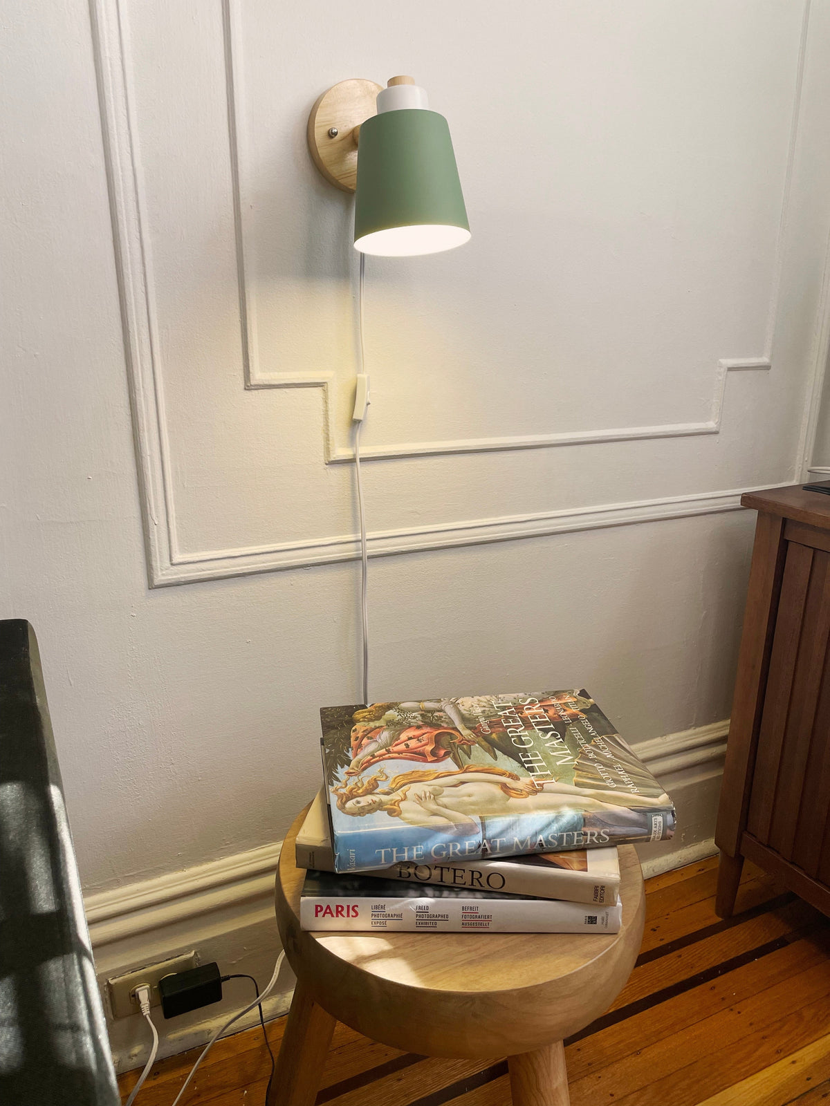 Vegglampe sett fra siden – viser dybde og skjermvinkel