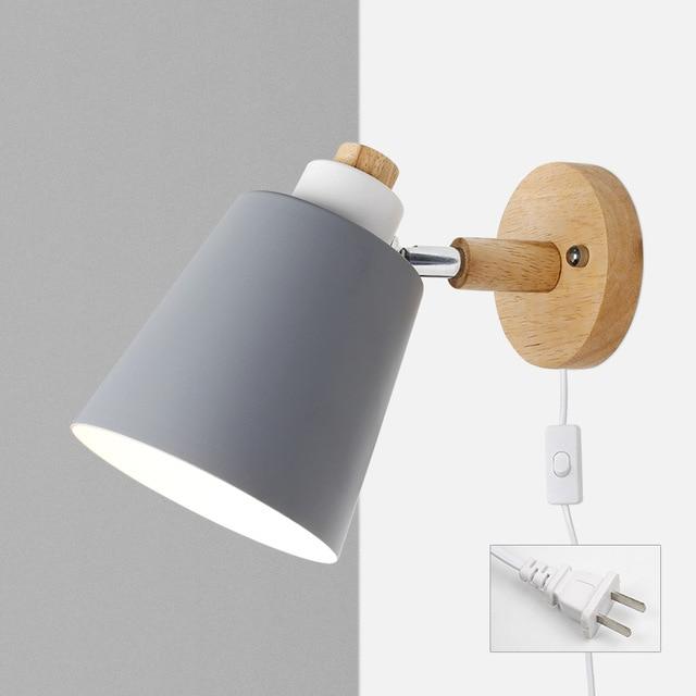 Vegglampe med svart metallskjerm og naturlig treplate