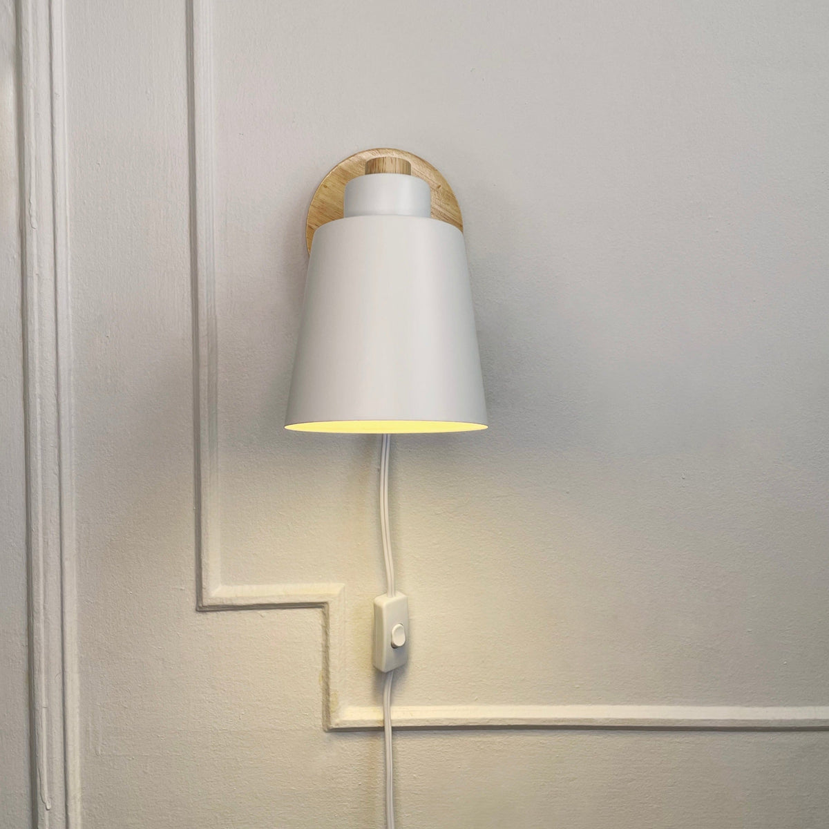 Emballasjebilde av vegglampe med stikk