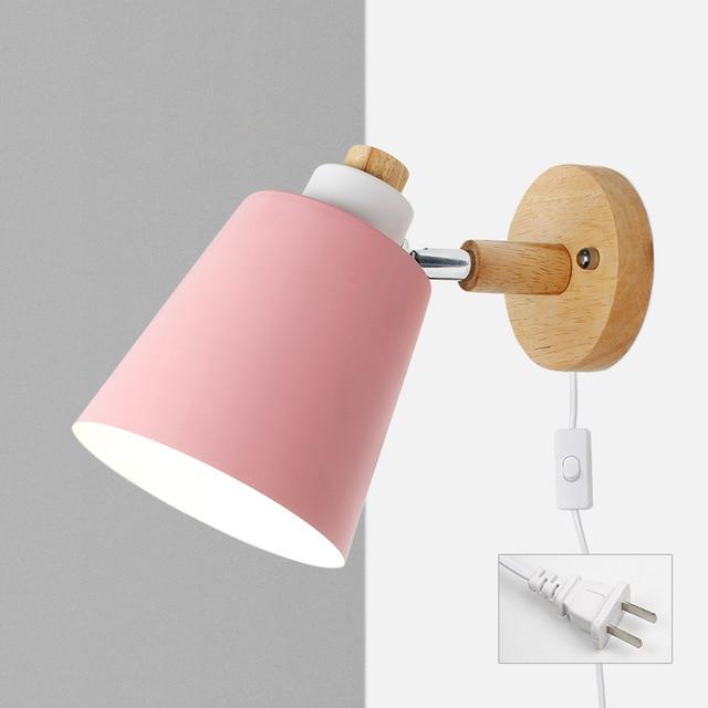 Gul vegglampe med treplate – helhetsbilde