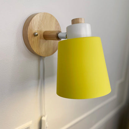 Vegglampe med justerbar metallskjerm og treplate – gul variant