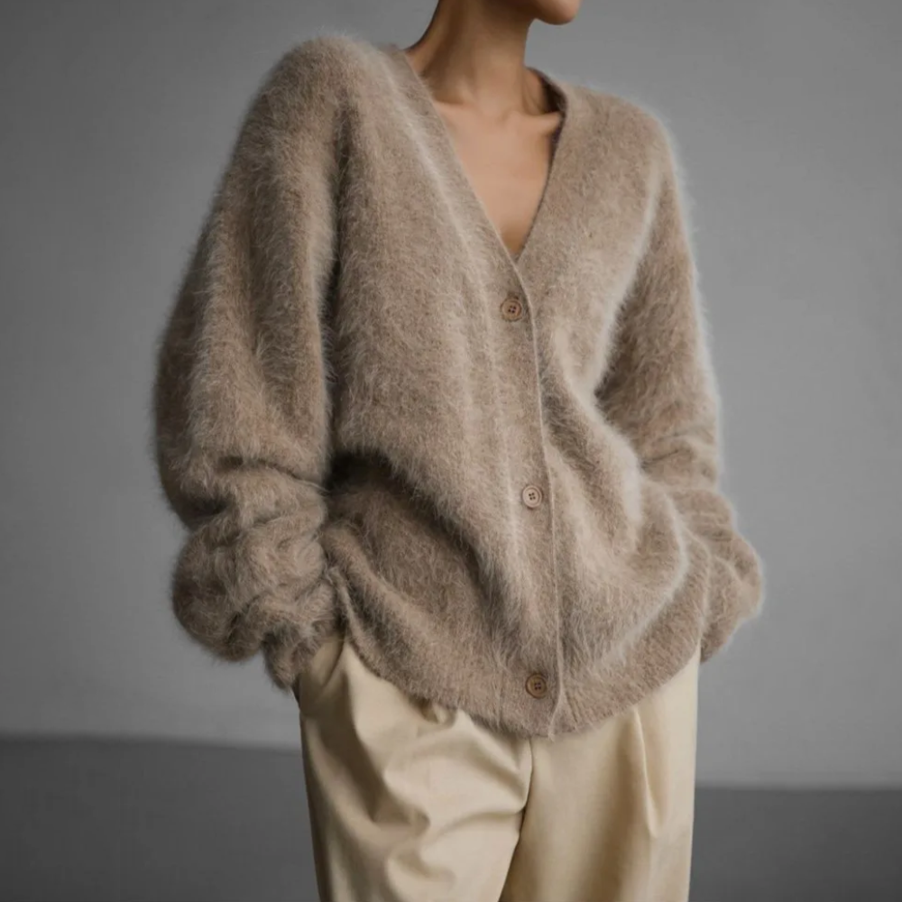 Dame iført kashmir-cardigan i khaki på høsttur i byen
