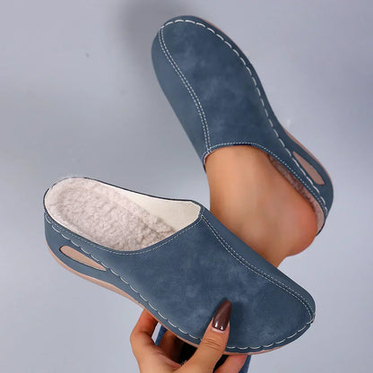 Inneslippers med kileåle og mykt foer sett forfra