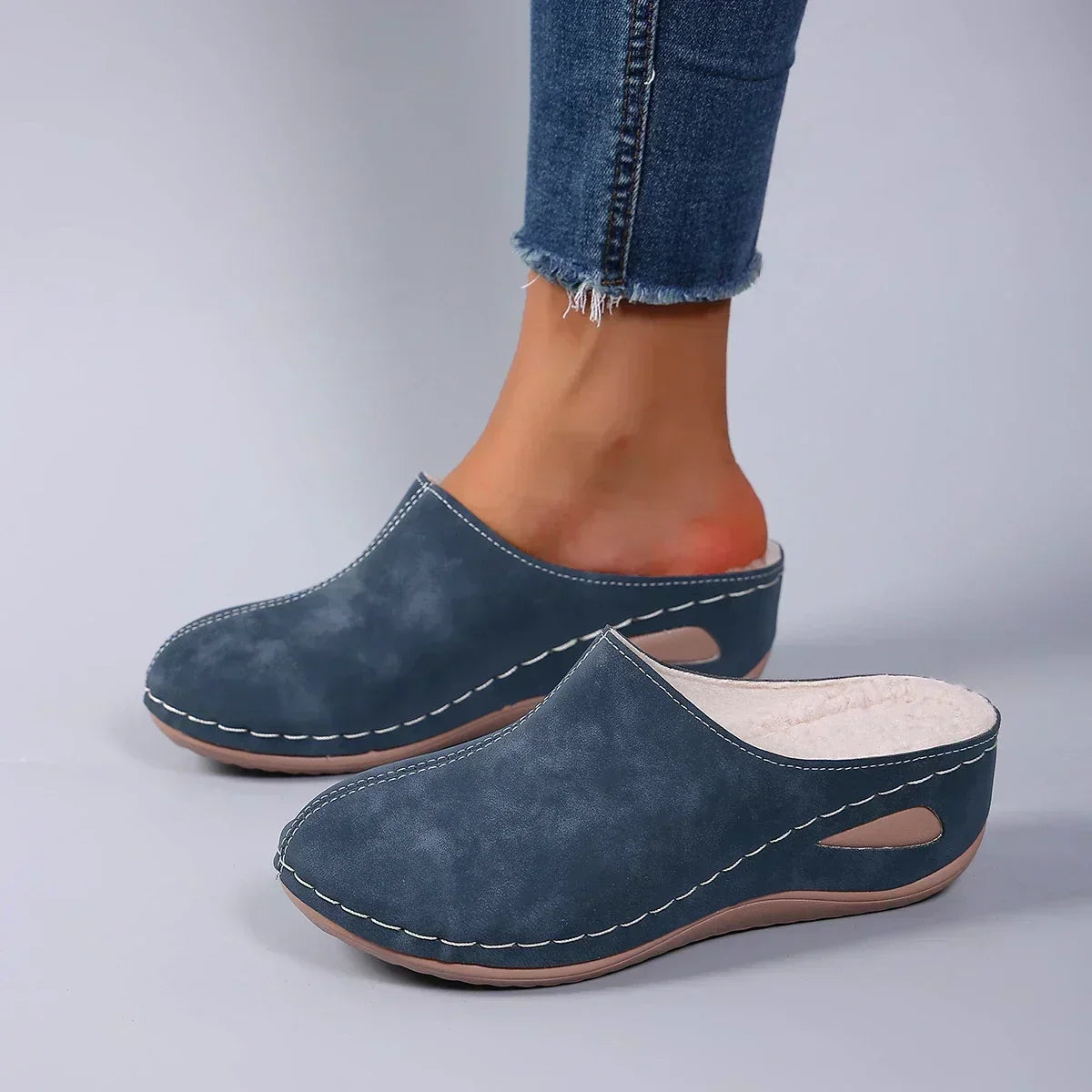 Inneslippers i marineblå farge på hvit bakgrunn