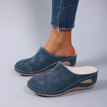 Inneslippers i marineblå farge på hvit bakgrunn