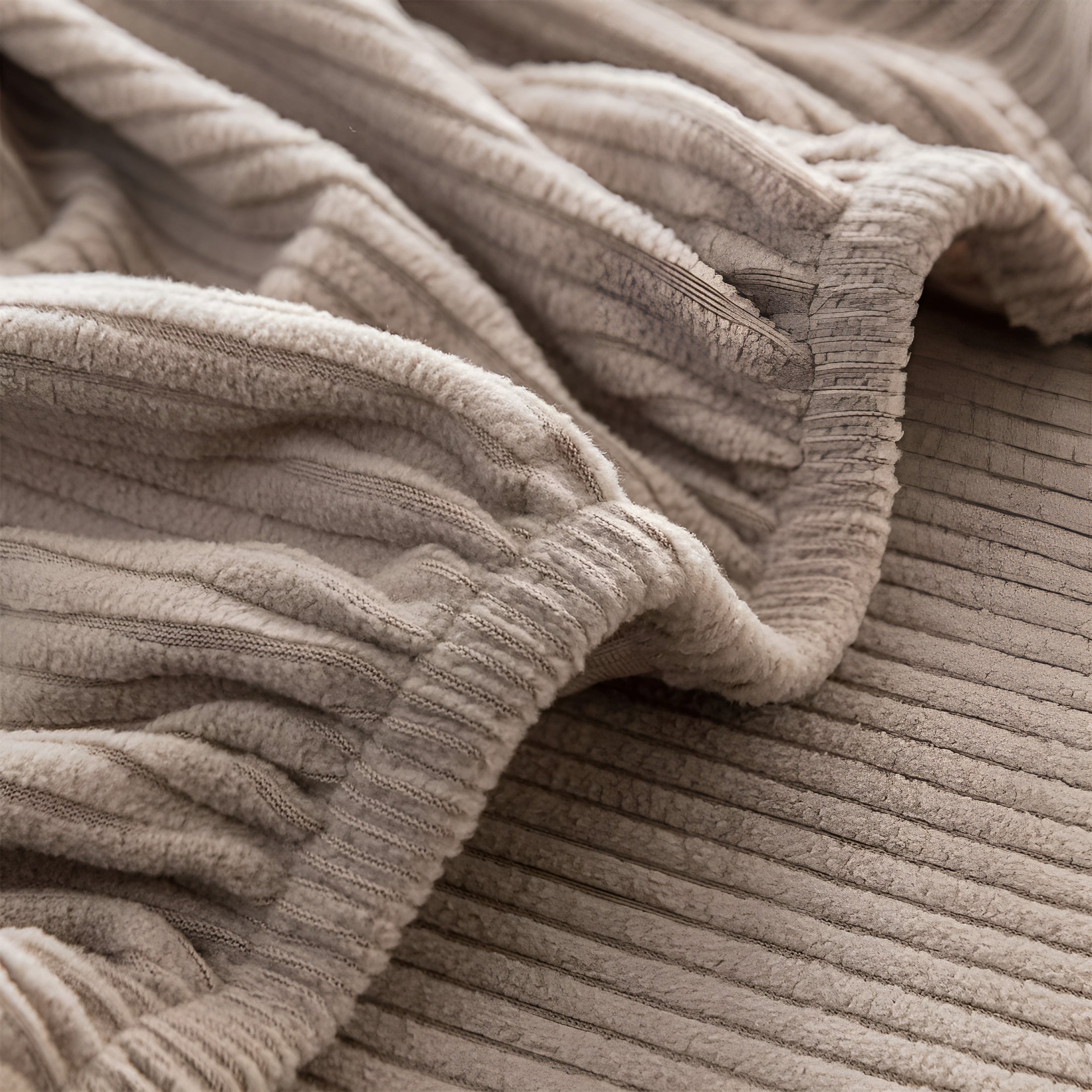 Sofatrekk i Kordfløyel – Mykt, Tøyelig og Slitesterkt | Vertikalt Stripemønster