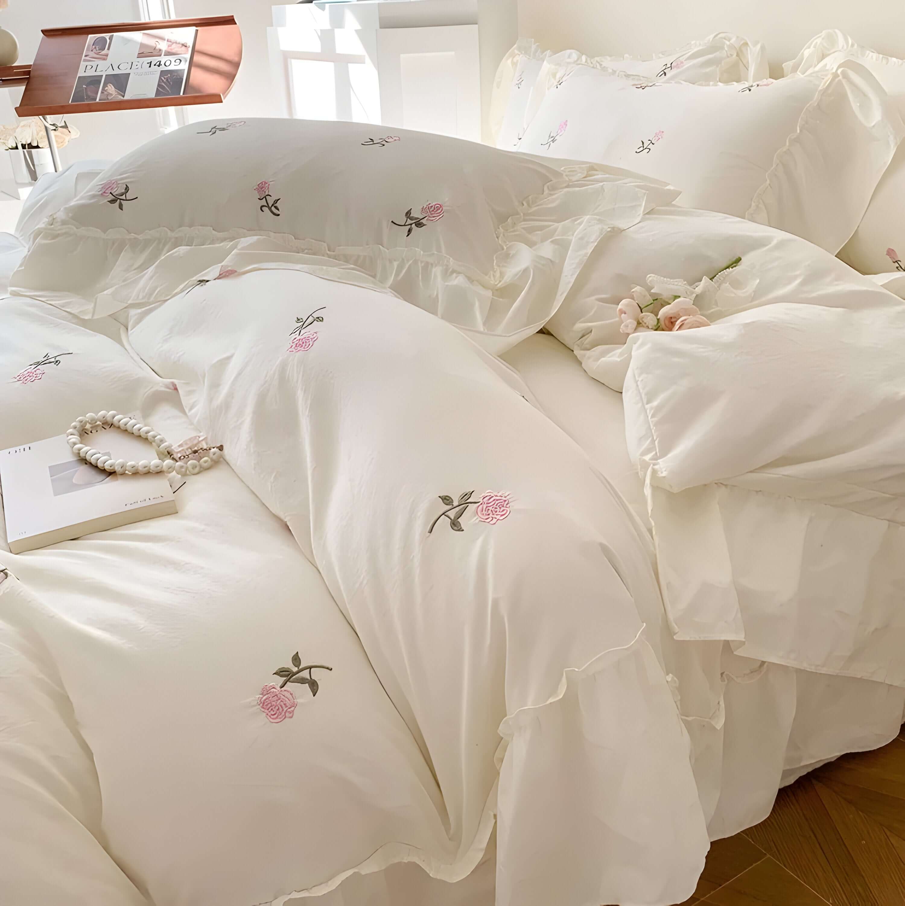 Rosabelle – Dynetrekksett med Brodert Rose (3 Deler)