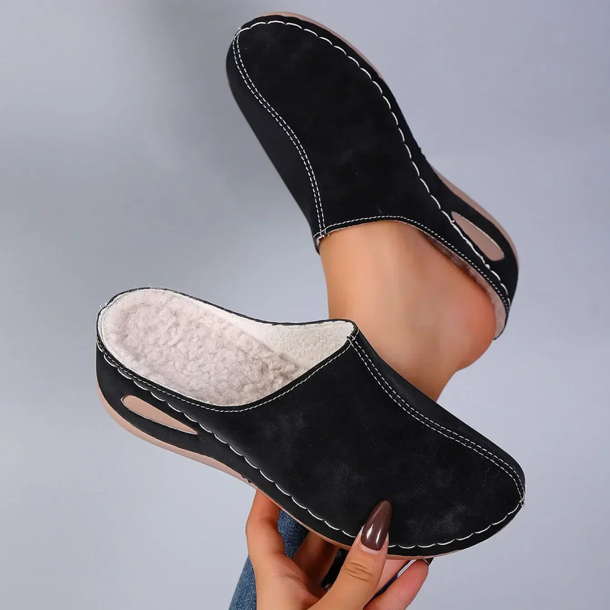 Inneslippers med lukket tåkapp og åpen hæl, sidevisning