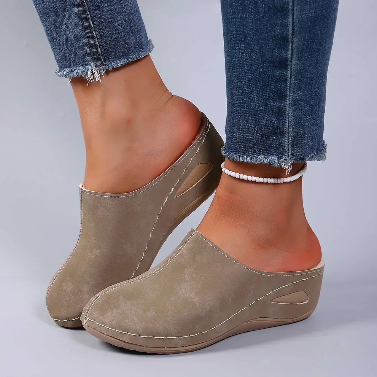 Inneslippers i khaki farge, oversiktsbilde
