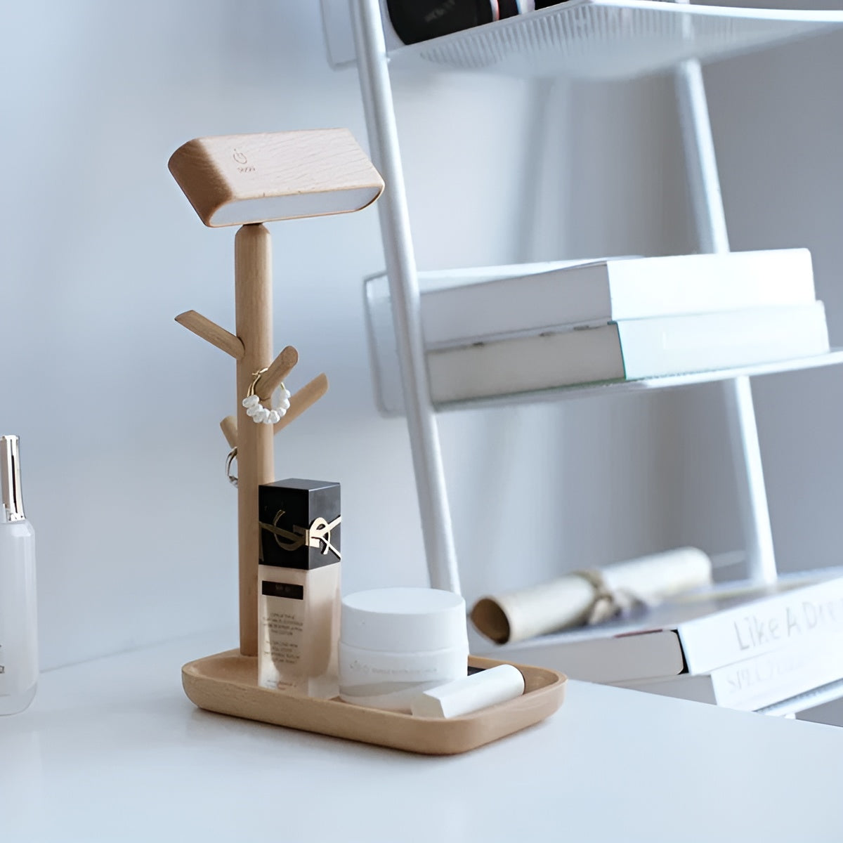 Nattbordslampe med Hylle – Naturlig Lys og Praktisk Oppbevaring | Perfekt for Soverommet