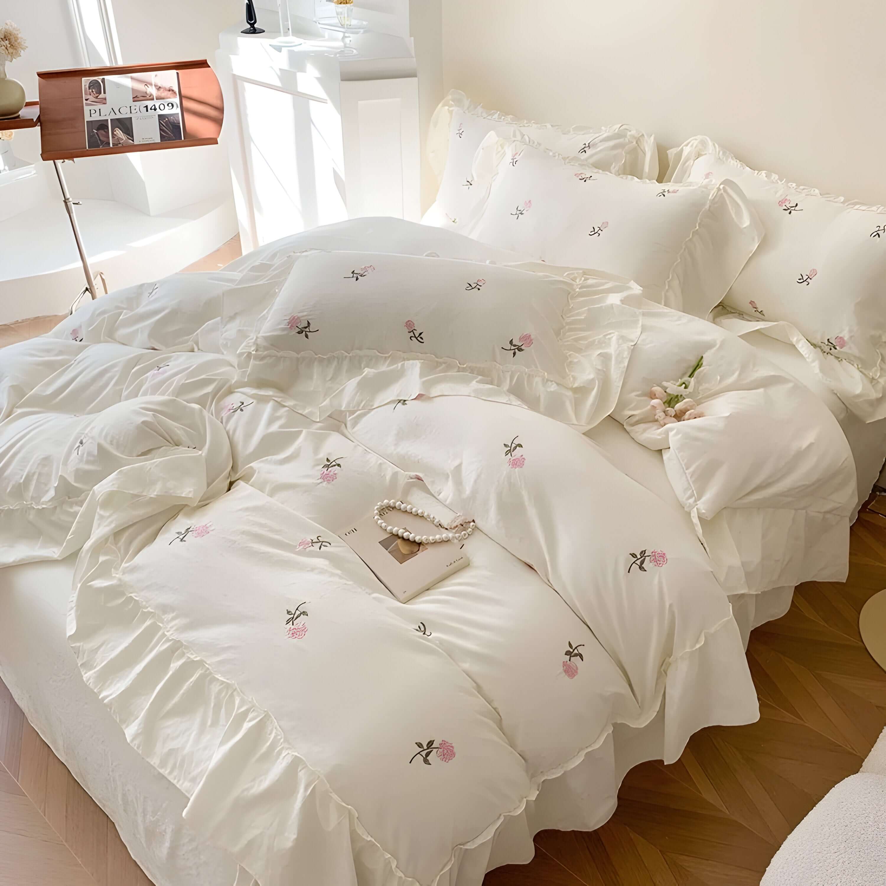 Rosabelle – Dynetrekksett med Brodert Rose (3 Deler)