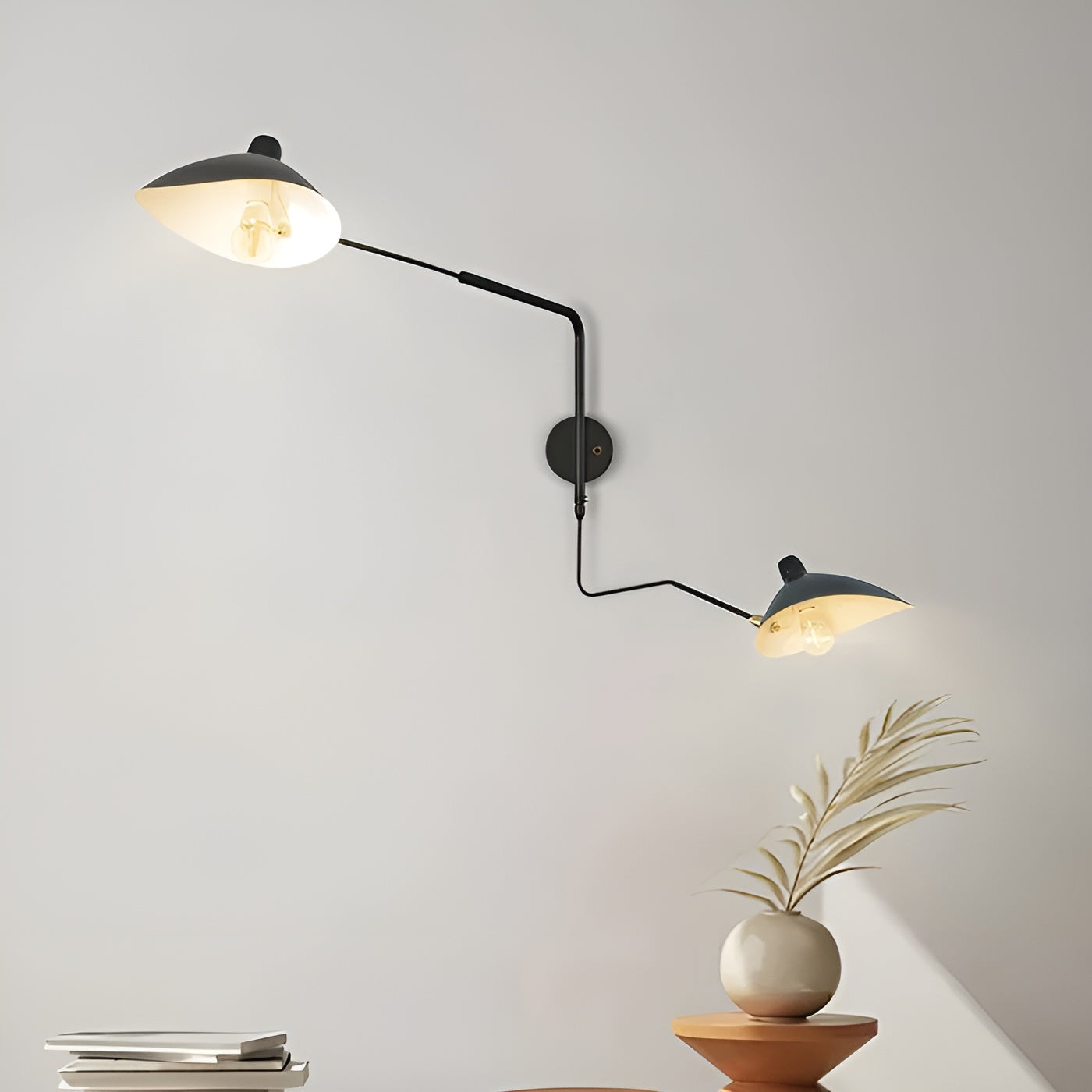 Vegglampe med Svingarm – Elegant og Tidløs | Perfekt for Soverom og Hjemmekontor