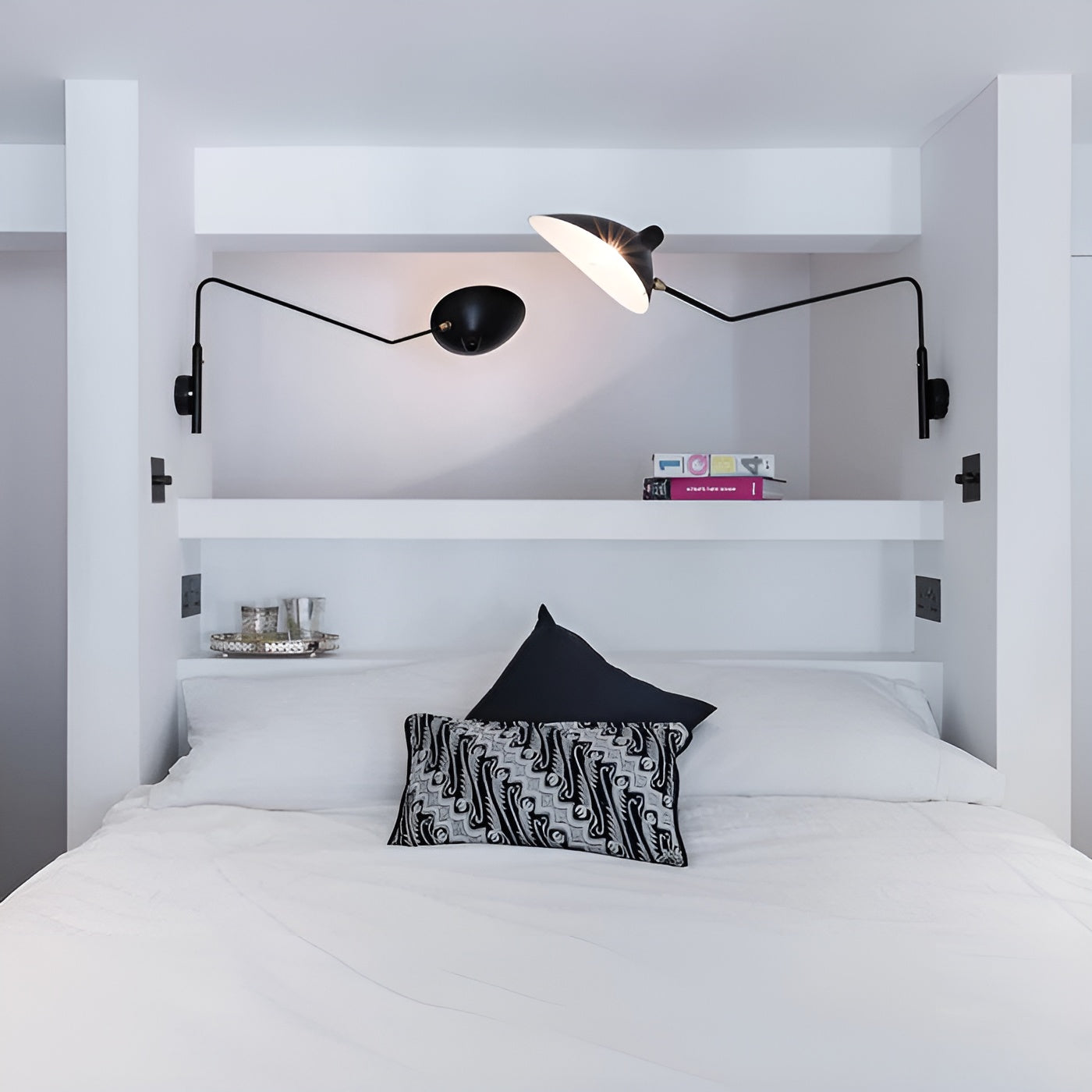 Vegglampe med Svingarm – Elegant og Tidløs | Perfekt for Soverom og Hjemmekontor