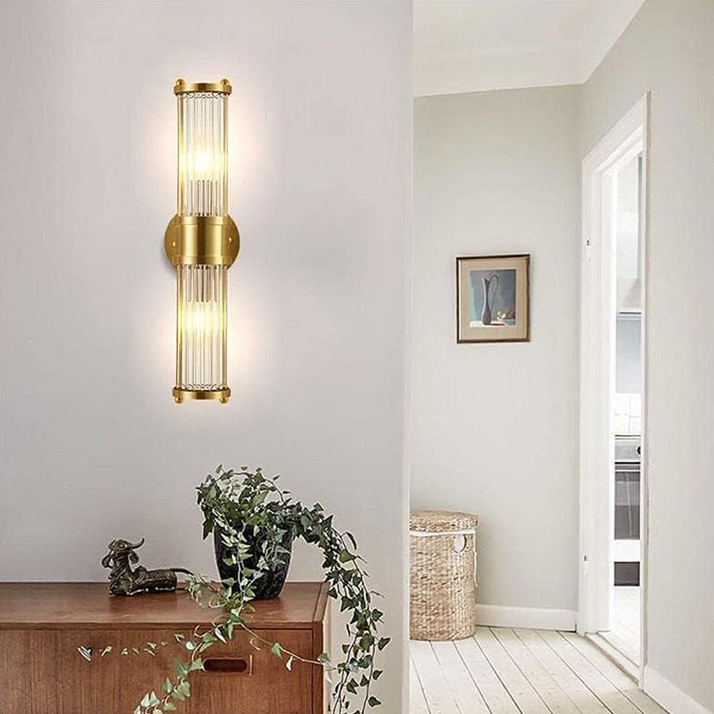 Vegglampe med varmt lys i soverom – klassisk interiør