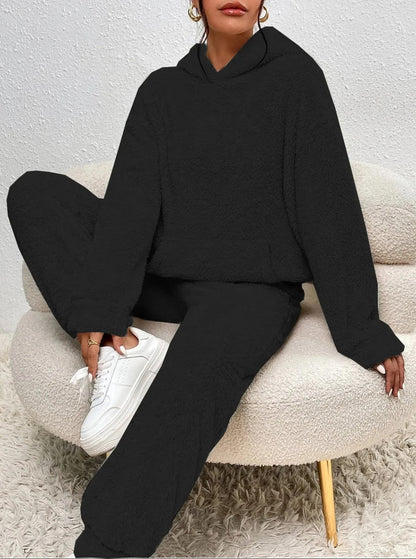 Hvit teddydress med hette på modell – vinterkomfort