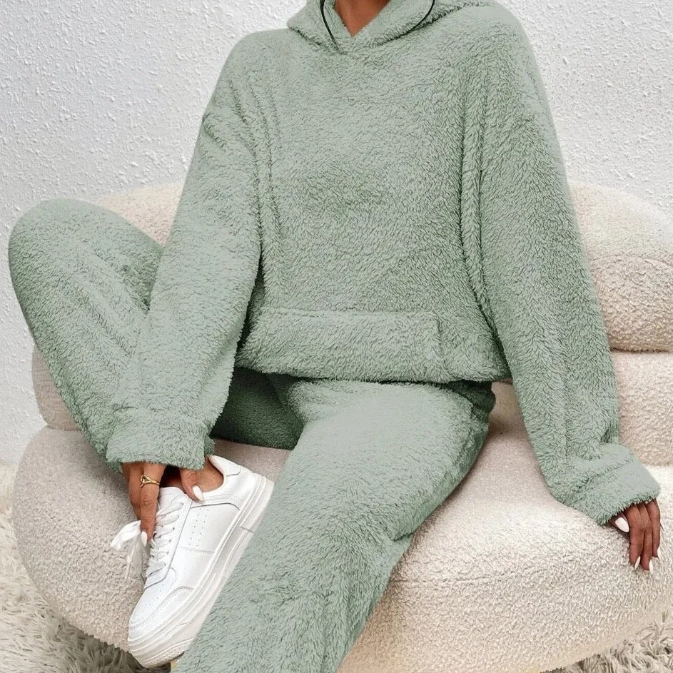 Myk teddydress i grønn – varm hjemmedress for kalde kvelder