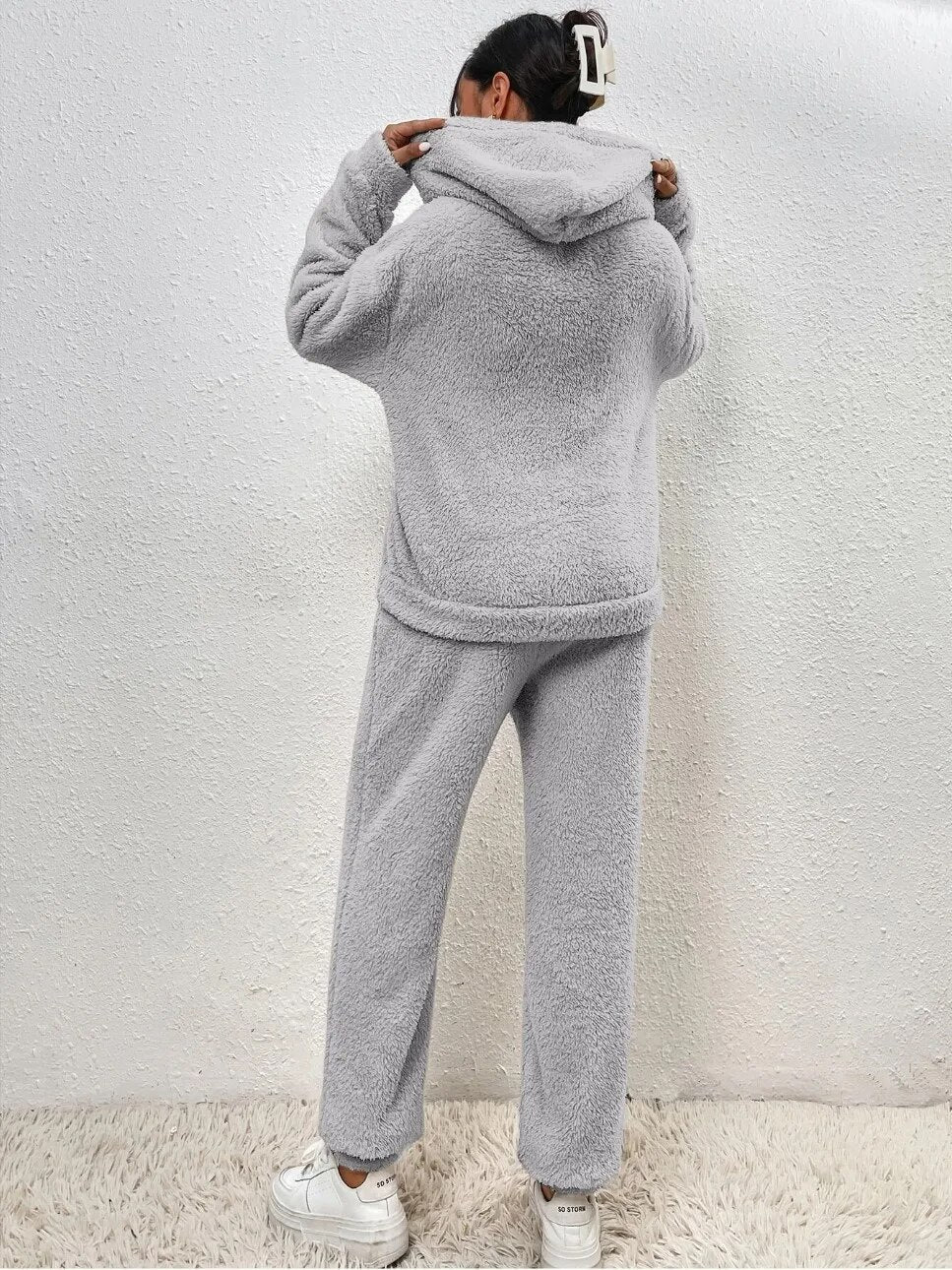 Teddy hjemmedress i beige – behagelig sett med hettegenser og bukser