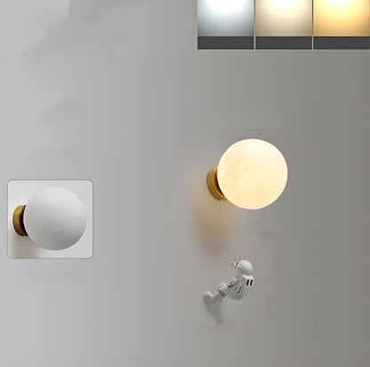 Astronaut Vegglampe – Dekorativ Lampe med Planet og Glasskule | Perfekt for Barnerom og Nattbord