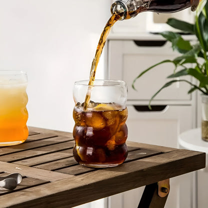 Glass med Sugerør – 2stk Bølget Design og Stilrent Utseende | 450 ml Perfekt for Iste, Matcha og Juice