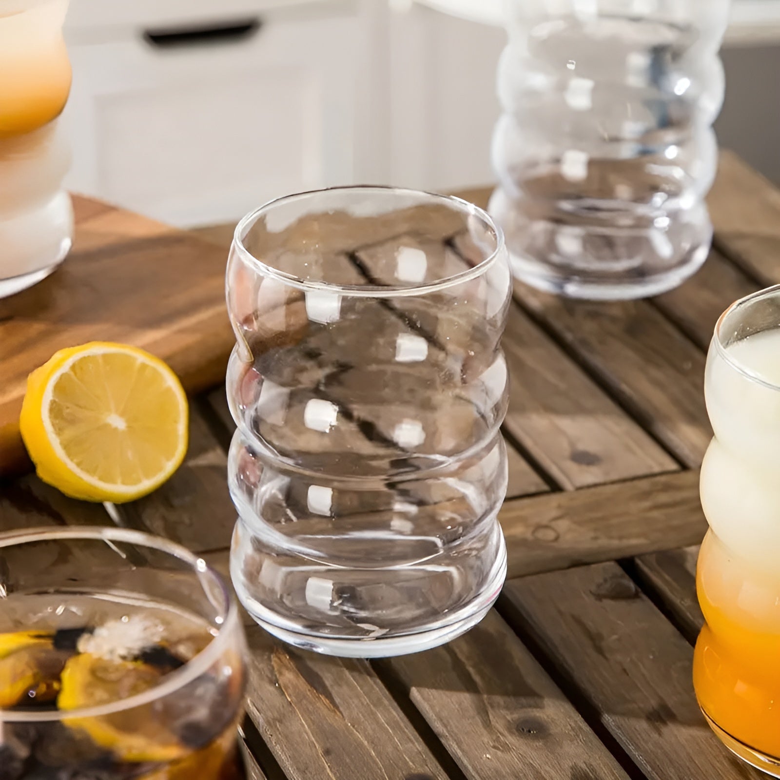 Glass med Sugerør – 2stk Bølget Design og Stilrent Utseende | 450 ml Perfekt for Iste, Matcha og Juice