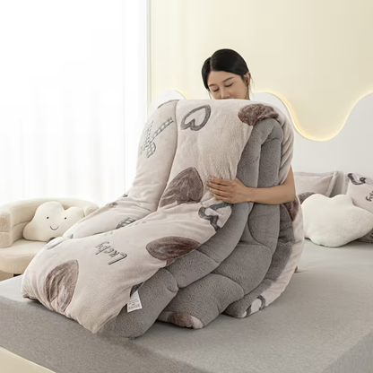 Dobbeltsidig Tofarget Fleeceteppe – Supermyk  Kunstfiberfylling, Ultramyk, Med Hjerte- Og Sløyfemønster