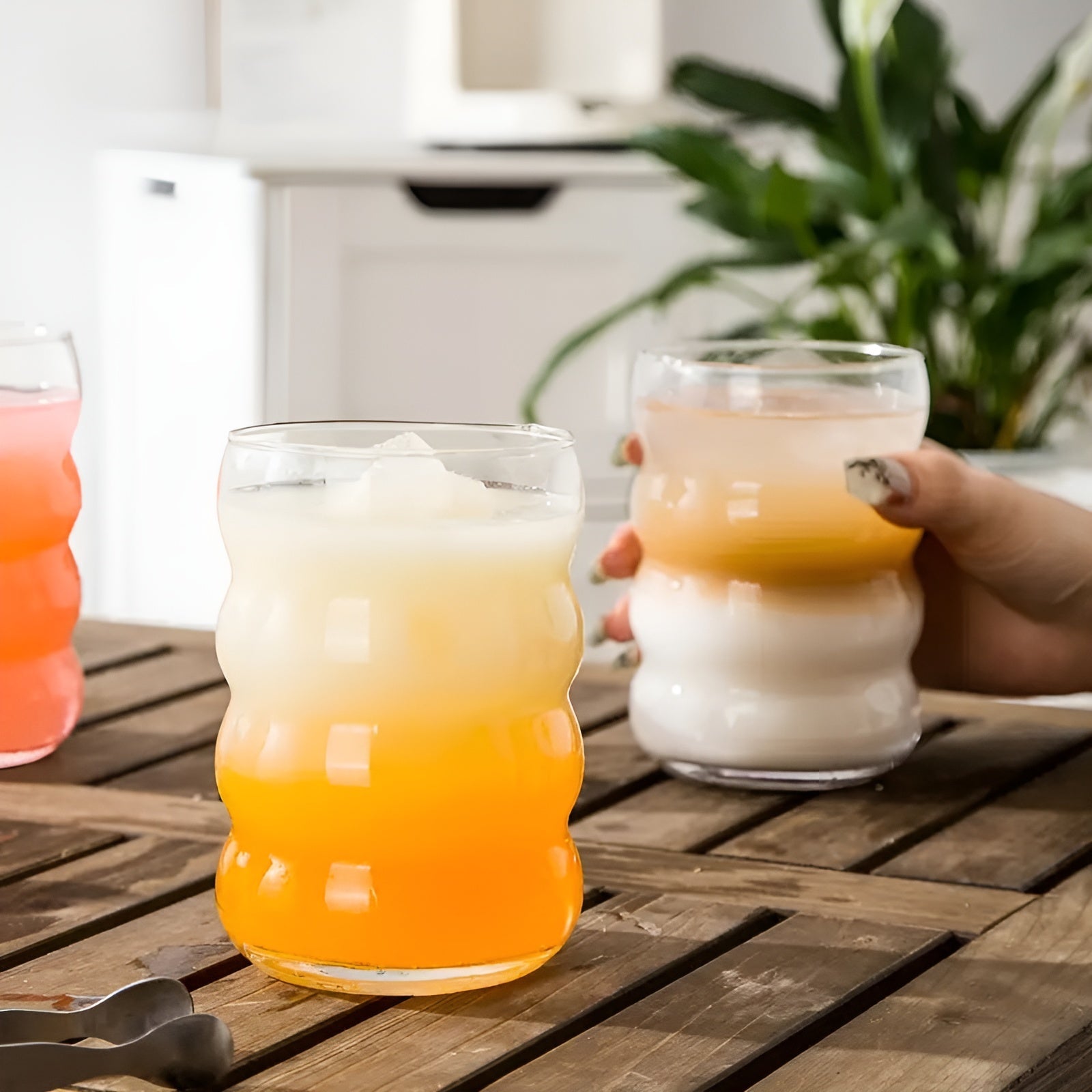 Glass med Sugerør – 2stk Bølget Design og Stilrent Utseende | 450 ml Perfekt for Iste, Matcha og Juice