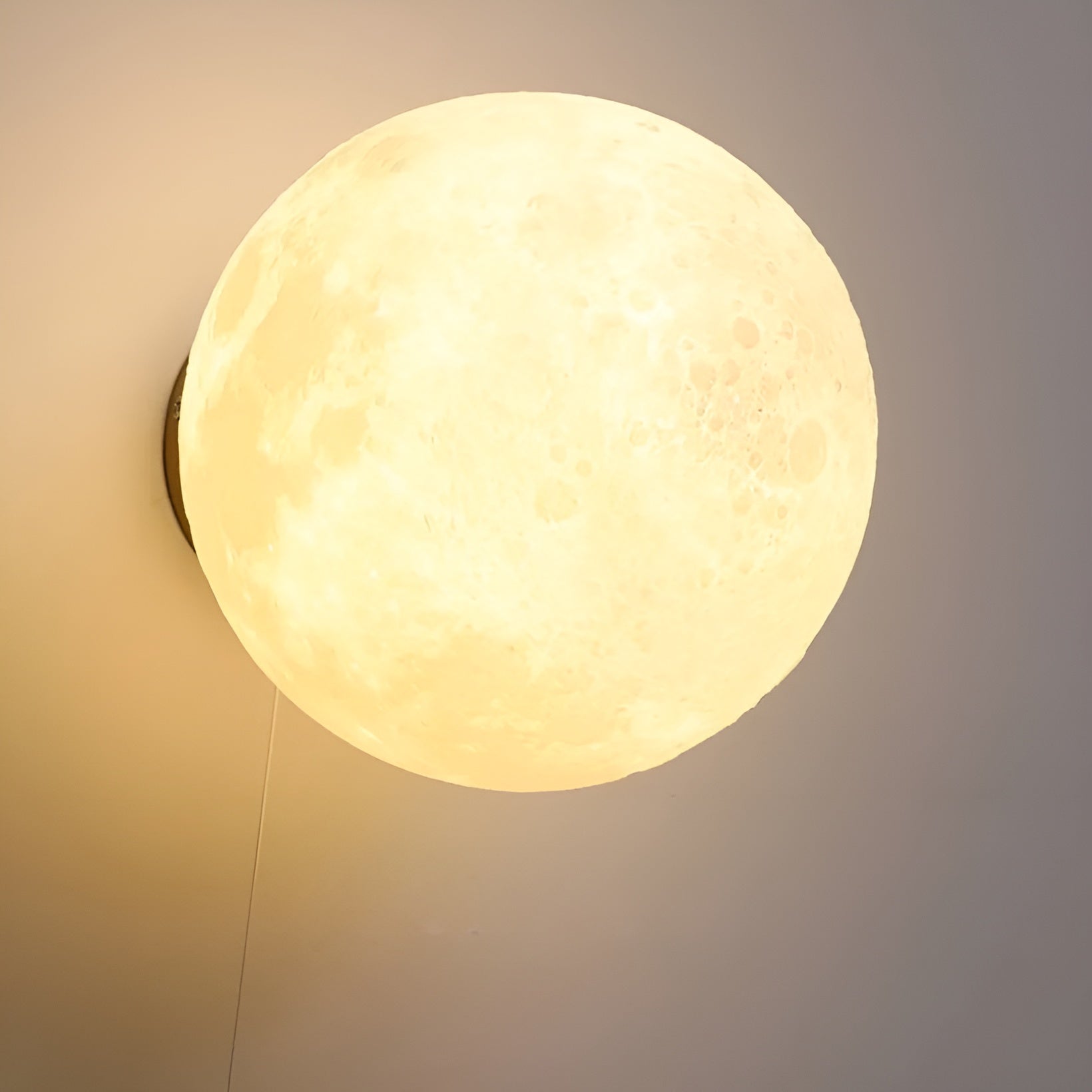 Astronaut Vegglampe – Dekorativ Lampe med Planet og Glasskule | Perfekt for Barnerom og Nattbord