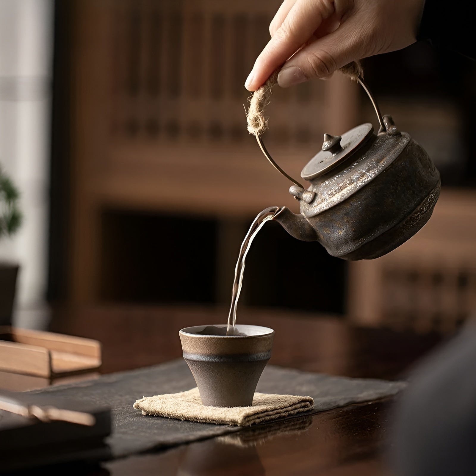 Støpejernstekanne – Håndlaget med Glasur | Perfekt for Japanske Te-seremonier